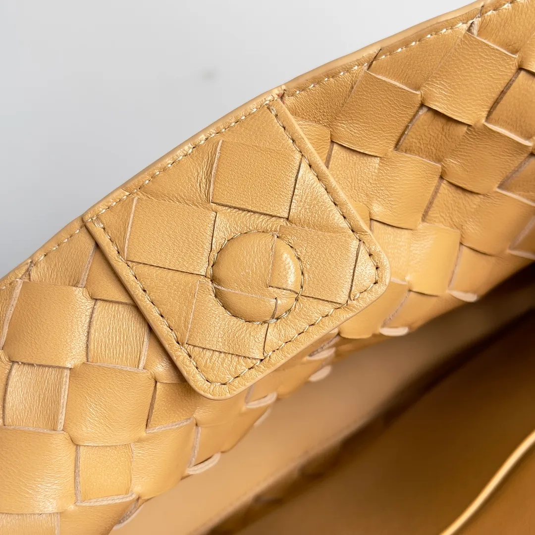 The 2023 new Andiamo batch of 1860 BV has been shipped‼ ️Really popular🔥The new Andiamo woven handbag launched by Bottega Veneta this season is really popular all over the world! ! Celebrities at home and abroad have worn it, and Oscar-winning actress Michelle Yeoh has taken it out on the street. Song Jia, Trai Yara, Yu Feihong, Sanji Ayaka, Rosie Hunting-Whiteley, Yoshioka Riho, etc. have all picked up this bag. It is classic and versatile, showing off its temperament, and the bag capacity is also large, which is very convenient for daily commuting! ! A variety of carrying methods, the shoulder straps can be adjusted by yourself, the original lambskin feels soft and delicate, and the neutral style is made to break gender boundaries and bring a more practical and longer-lasting use experience. Andiamo, which has both elegant and casual styles, perfectly interprets the true appearance of "fashionable old money style". Style number: 743568 Size: 25*22*10.5cm